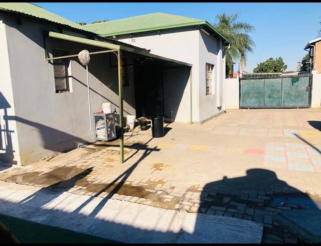 371M² BUSINESS FOR SALE IN RUSTENBURG CENTRAL